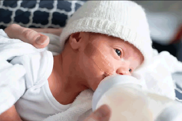 تغذیه نوزاد کم وزن با شیر خشک