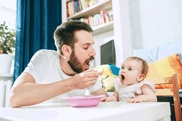 غذا دادن به کودک شش ماهه توسط پدر