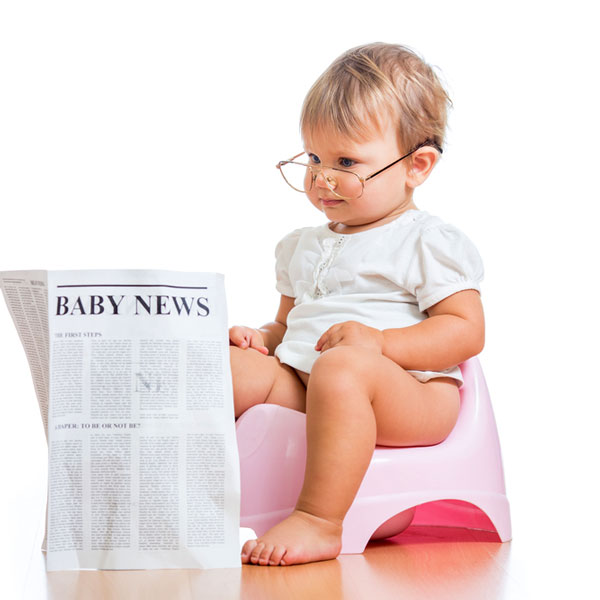 کودک روی توالت فرنگی در حال دفع