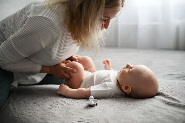 ماساژ نوزاد برای رفع یبوست