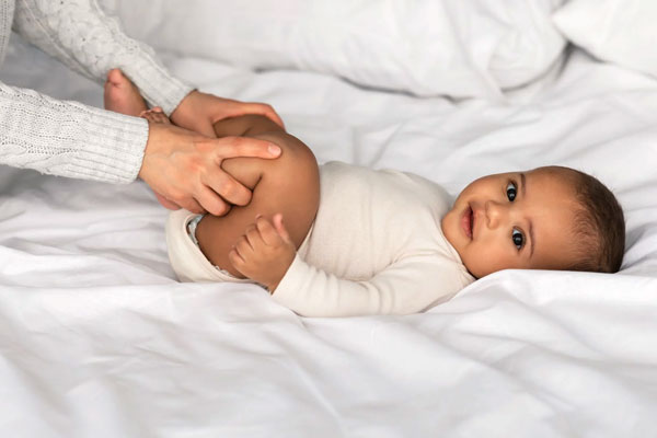 ورزش دادن به نوزاد برای رفع یبوست 