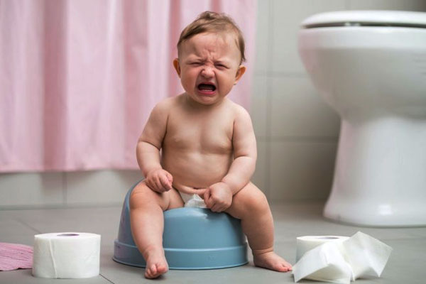 کودک در حال گریه و دفع کردن 