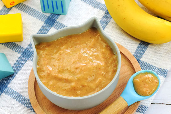 پوره موز در ظرف برای نوزاد