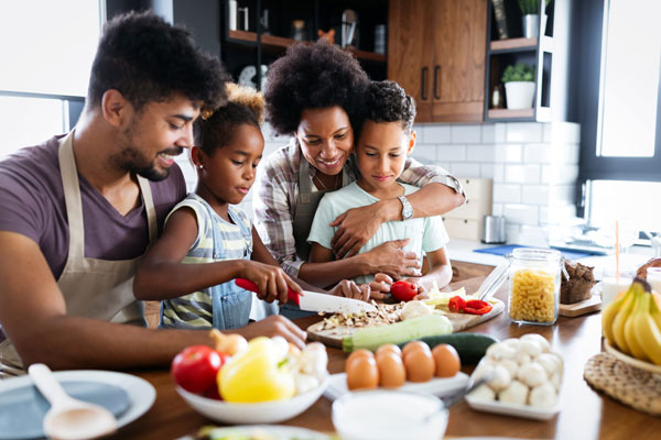 خانواده در حال آماده کردن وعده غذایی سالم