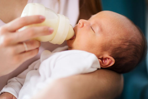 شیر خشک خوردن نوزاد بغل مادر 