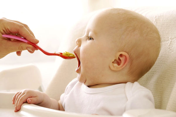 خوردن غذای کمکی 