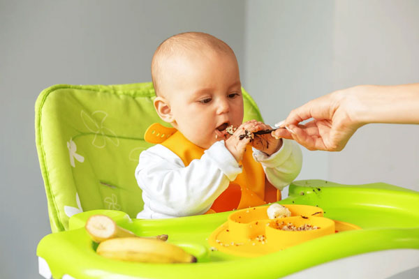 نوزاد در حال خوردن غذای جامد 