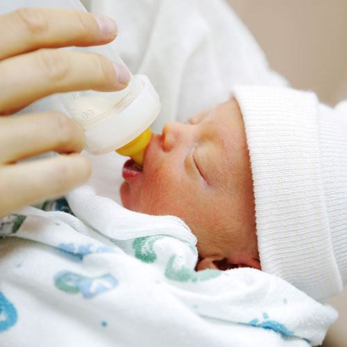 نوزاد در حال خوردن شیر خشک