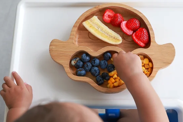 میوه های نرم انگشتی خرد شده برای نوزاد 