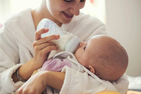 نوزاد در حال خوردن شیر خشک 