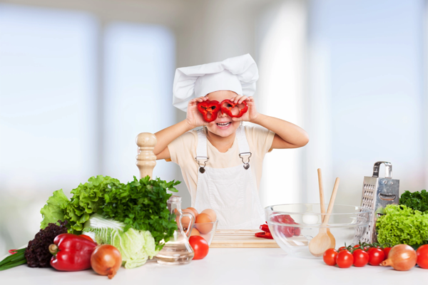 کودک با سبزیجات سالم