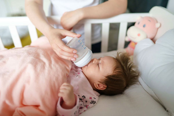 شیر خشک خوردن کودک در خواب 