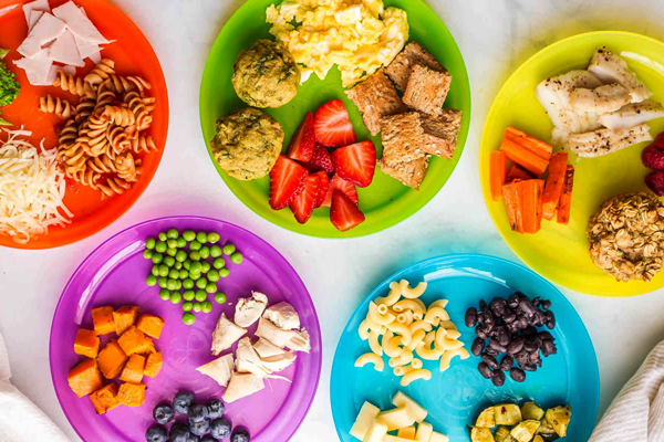 غذاهای انگشتی مختلف در بشقاب 