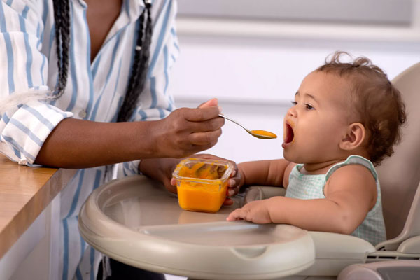 خوردن غذا کمکی در صندلی غذا 