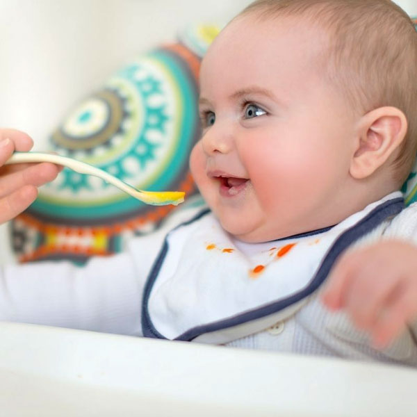 اصلی‌ترین علائم آمادگی نوزاد برای غذای کمکی چیست؟